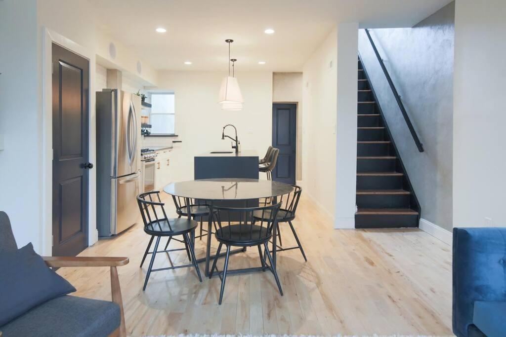 Large 2 Bdr With Deck Hosted By Stayrafa ฟิลาเดลเฟีย ภายนอก รูปภาพ